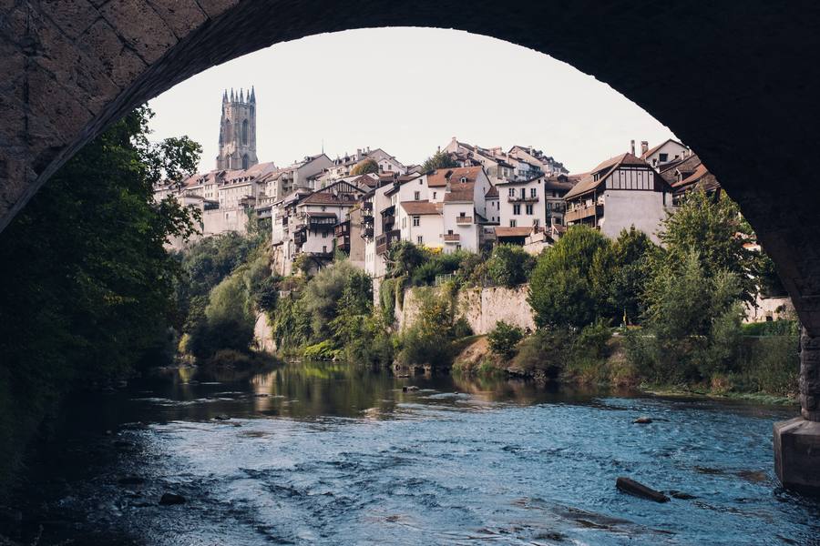 La vieille ville de Fribourg au bord de la Sarine